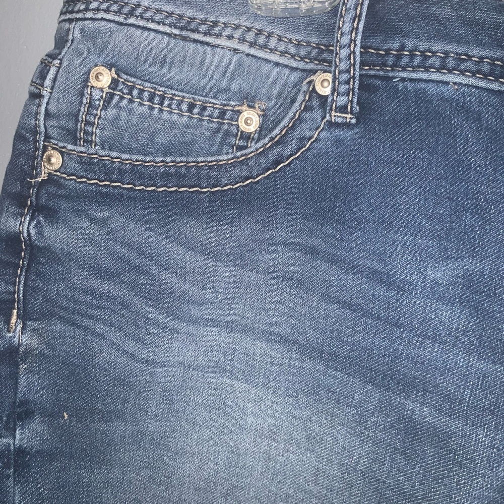 Seven7 Blue Faded Denim Mid Rise Straight Hem Shorts Size 14 - Picture 3 of 10